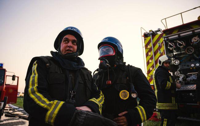 У Кривому Розі через ракетний удар ворога здійснюють аварійно-рятувальні роботи.