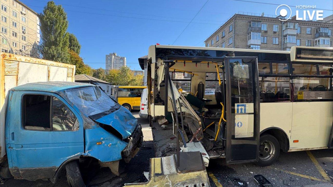 Фоторепортаж о последствиях аварии между грузовиком и автобусом в Киеве — новости от Новини.LIVE.