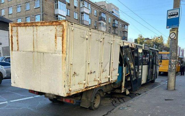 У Солом'янському районі Києва вантажівка в'їхала в маршрутку, є постраждалі.