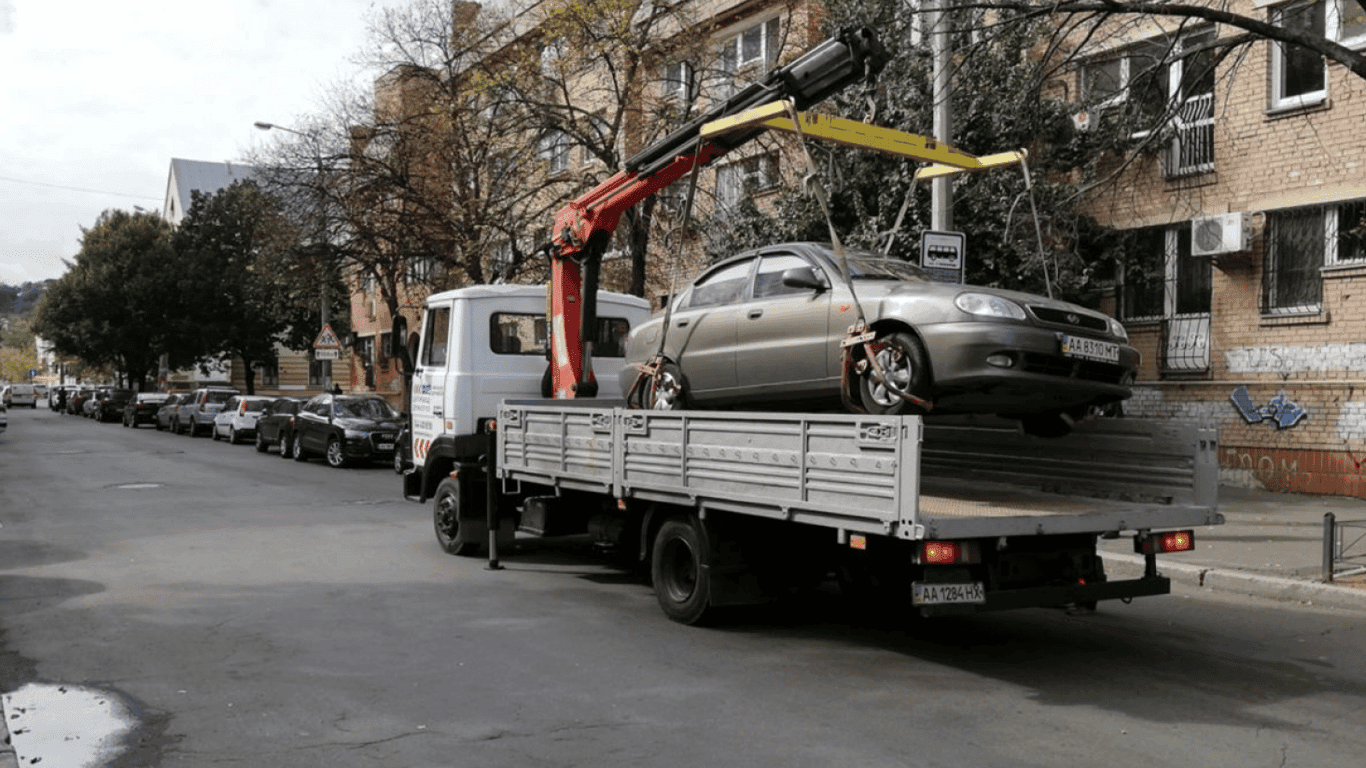 Во Львове началась эвакуация оставленных автомобилей — узнайте, как проходит этот процесс.