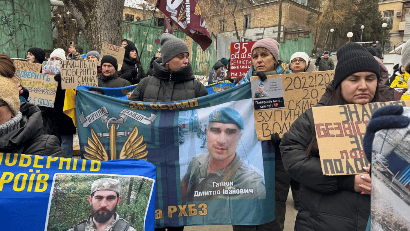 Родственники военнопленных раскритиковали МККК, заявив, что его помощь не нужна.