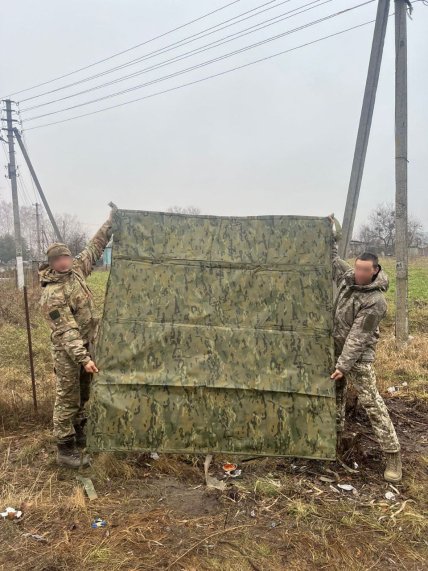 Бойцы показывают одеяло-экран