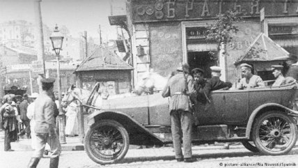 Кайзеровский солдат проверяет документы водителя в Киеве. Лето 1918г. Фото DW